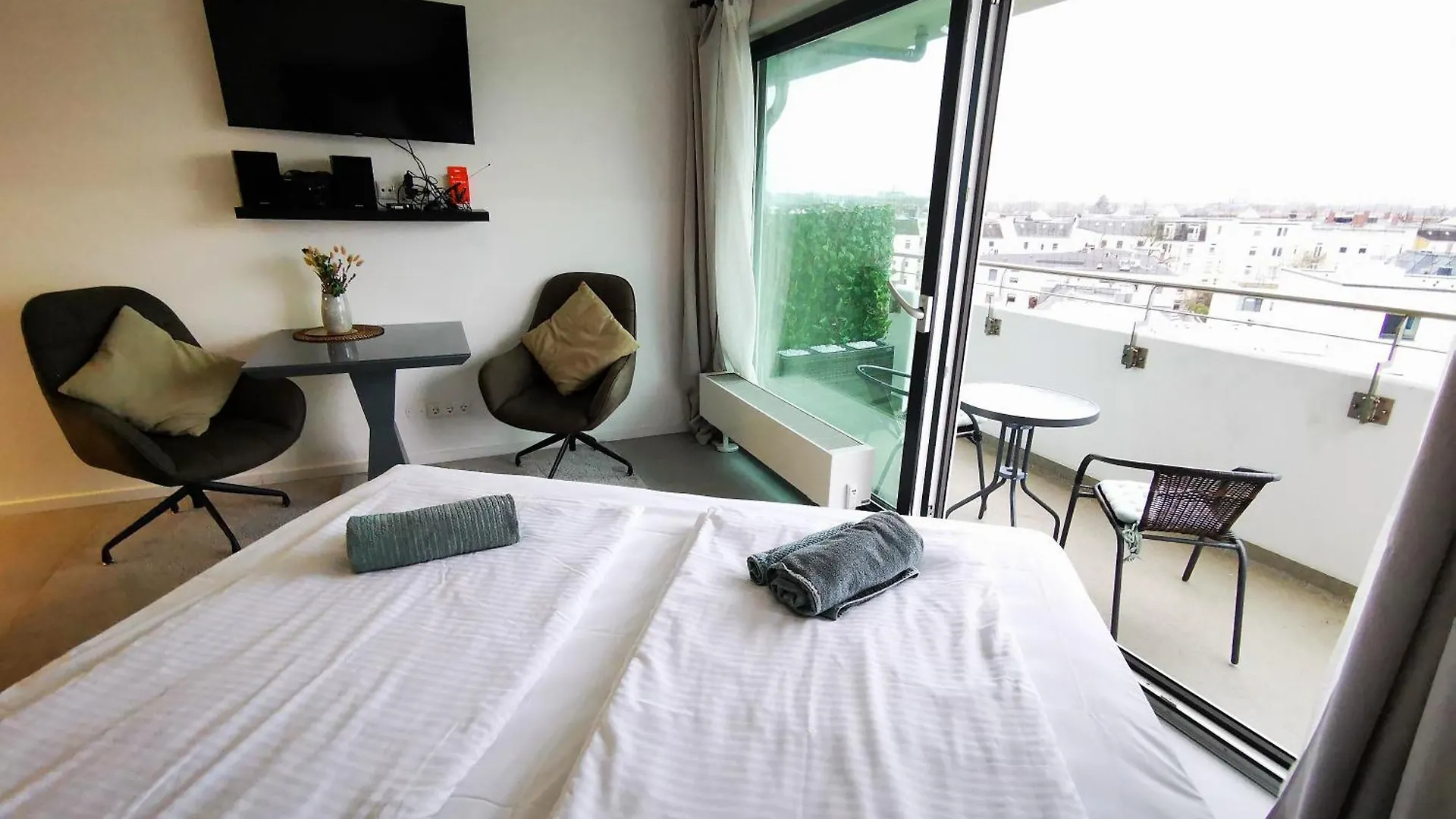 Hh 06 By Rockchair - Superhost Status - Modernes Apartment Mit Sonnigem Balkon & Premium Boxspringbetten In Winterhude - Hamburg Top Geheimtipp Duitsland